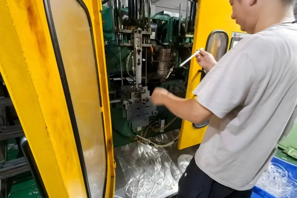 Hungker Plastic Blow Molding Sample Testing and Small-Scale Trial Production Process